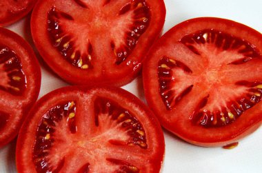 Beyaz tahtadaki taze domatesler. Domates hasadı. Üst görünüm