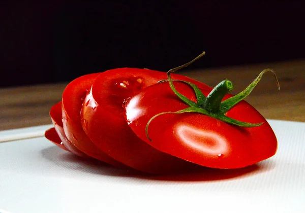 Los Tomates Frescos Tabla Blanca Sobre Fondo Oscuro Cosechando Tomates — Foto de Stock