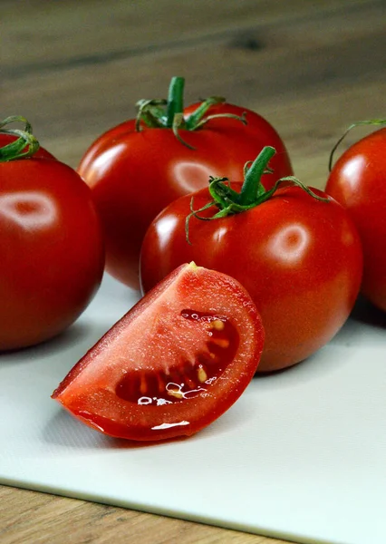 Los Tomates Frescos Tabla Blanca Sobre Fondo Madera Cosechando Tomates —  Fotos de Stock