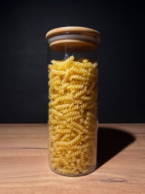 Cam kavanozda Fusilli makarna. Yüksek kalite fotoğraf