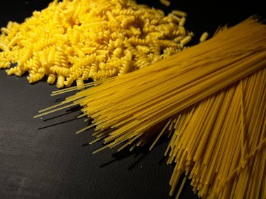 Fusilli ve makarna. Siyah arka planda kuru İtalyan makarnası. Yüksek kalite fotoğraf