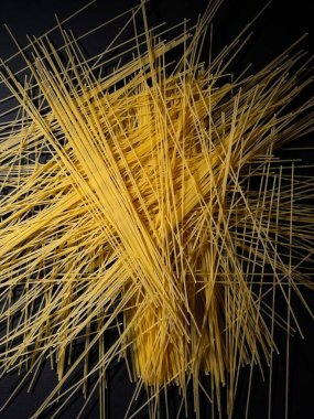 Siyah arka planda saçılmış bir spagetti. Yüksek kalite fotoğraf