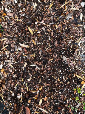 Kahverengi ahşap yonga malçının doku arka planı.