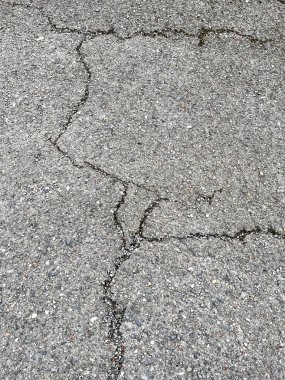Asfalt çatlaklar, asfalt tahribatı, asfalt üzerindeki yol işaretleri için beyaz boyanmış asfalt dokusu, boyanmış asfalt çatlak doku beyaz zemin, gri zemin