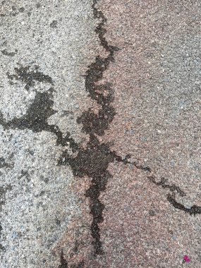 Asfalt çatlaklar, asfalt tahribatı, asfalt üzerindeki yol işaretleri için beyaz boyanmış asfalt dokusu, boyanmış asfalt çatlak doku beyaz zemin, gri zemin