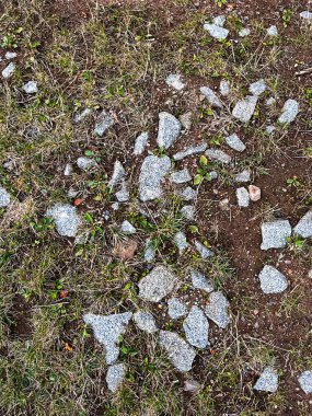 Bahçedeki kırık taşların ayrıntıları. Büyük taş parçalarının dokusu.