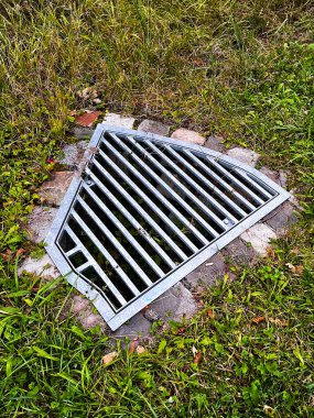 Kanalizasyon ızgarası perspektifi daraltır