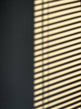 Pencerenin perdesi ve gölgesi, pencerenin perdesinden. Çekici yarı çerçeve bileşimi