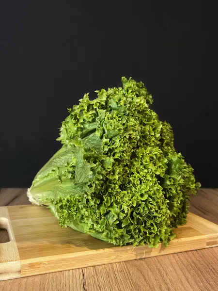 Yaprak marulu ya da daha çok Selada keriting, yaprak uçları dalgalı ve açık yeşil renkli olan bir marul türüdür. Tahtada ve siyah arka planda