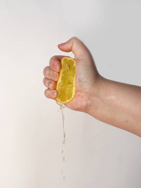 Kapatın. Elle limonu sık. Ev yapımı guacamole: avokado, domates, soğan, biraz limon ve tuz. Sağlıklı ve hafif yiyecekler.