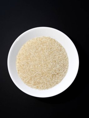 Koyu arkaplanda bir tabak pirinç..