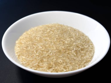 Koyu arkaplanda pilav..