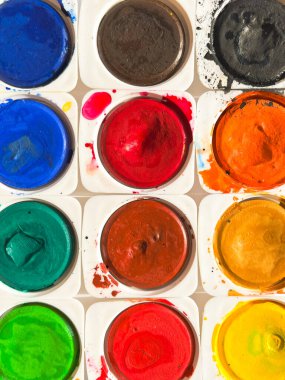 Resimler için suluboya boya ve fırça seti. Seçici odak.