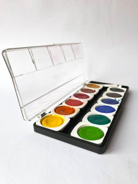 bir kutu içinde suluboya.