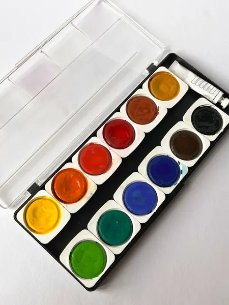 kirli suluboya Boya fırçaları ile kullandıktan sonra ayarla