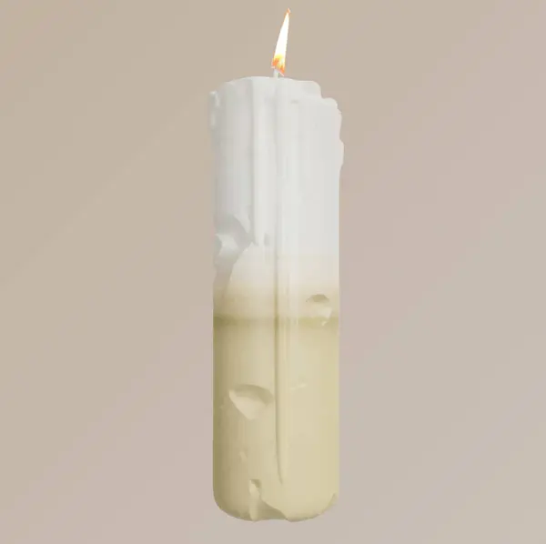 Masada beyaz çikolatalı mum, bej arka planda izole edilmiş..