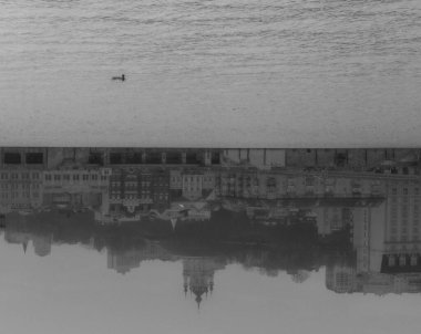 Kiev 'in sağ yakasının sanat tarzında siyah beyaz görüntüsü