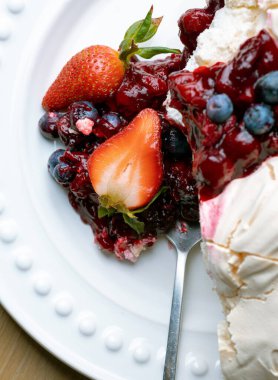 Çilekli, kirazlı ve böğürtlenli Pavlova tatlısı