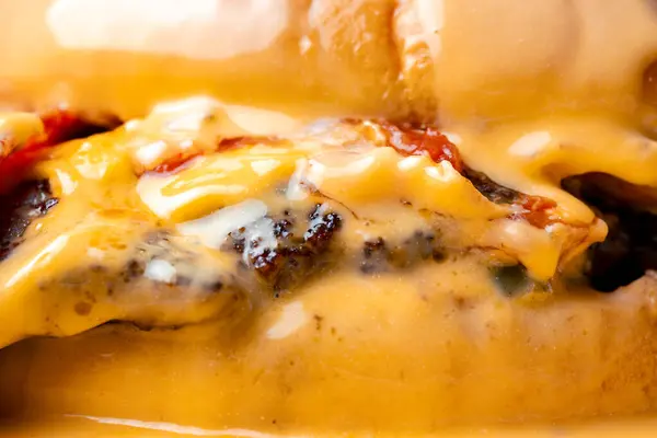 Hese burger ve sulu biftek köftesi. Yakın plan.