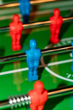 Masa futbol maçı. Duygular, adrenalin, yeşil masa