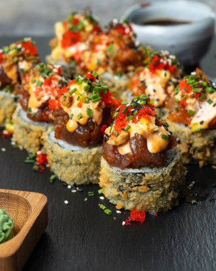 Ton balığı ve peynirli fırında suşi rulosu.