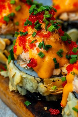 Ton balığı ve peynirli fırında suşi rulosu.