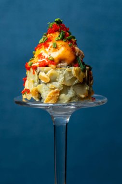 Sanat sergisi - mavi arka plandaki bir camın sapında suşi rulosu