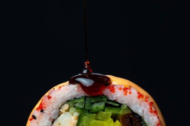 Asya soslu suşi ruloları, yakın plan.