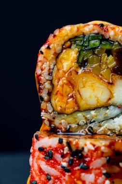 Asya soslu suşi ruloları, yakın plan.