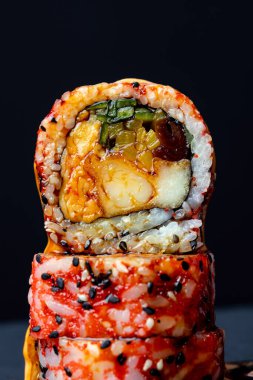 Asya soslu suşi ruloları, yakın plan.