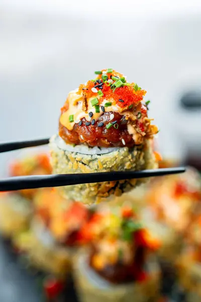 Ton balığı ve peynirli fırında suşi rulosu.