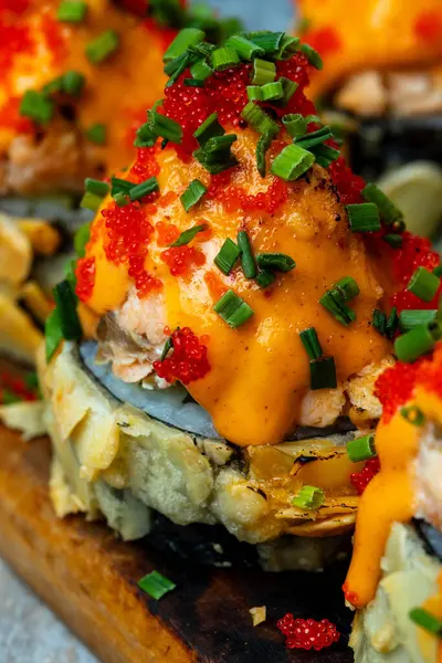 Ton balığı ve peynirli fırında suşi rulosu.