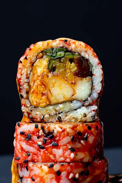 Asya soslu suşi ruloları, yakın plan.