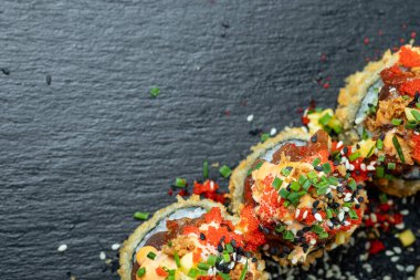 Kara tahtada yapılan suşi rulosunun bir parçası.