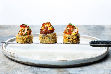 Kompozisyon - Japon suşisi tabakta Japon bıçağı üzerinde yuvarlanıyor