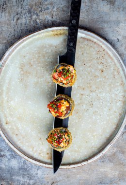 Kompozisyon - Japon suşisi tabakta Japon bıçağı üzerinde yuvarlanıyor