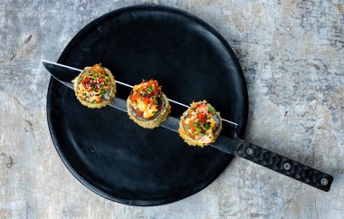 Kompozisyon - Japon suşisi tabakta Japon bıçağı üzerinde yuvarlanıyor