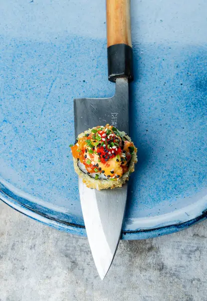 Kompozisyon - Japon suşisi tabakta Japon bıçağı üzerinde yuvarlanıyor