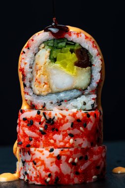 Suşi böreği, sosla dolu, iştah açıcı ve sulu.