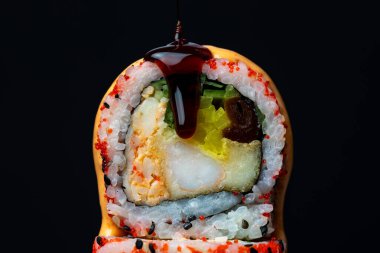 Suşi böreği, sosla dolu, iştah açıcı ve sulu.