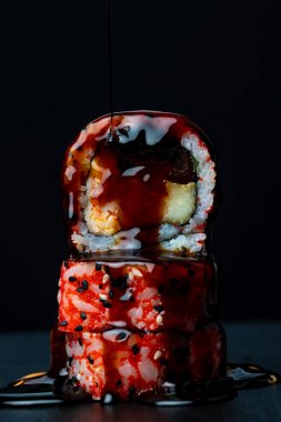 Suşi böreği, sosla dolu, iştah açıcı ve sulu.