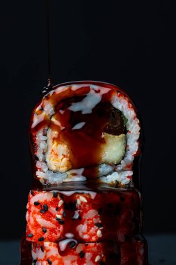 Suşi böreği, sosla dolu, iştah açıcı ve sulu.