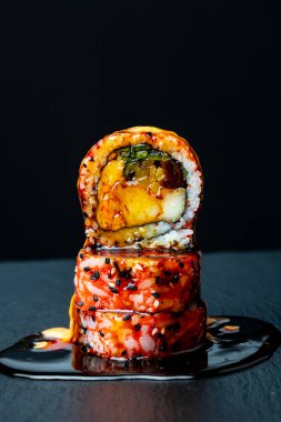 Suşi böreği, sosla dolu, iştah açıcı ve sulu.