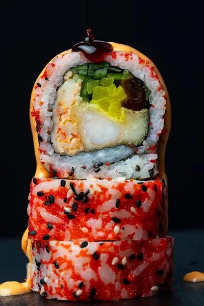 Suşi böreği, sosla dolu, iştah açıcı ve sulu.