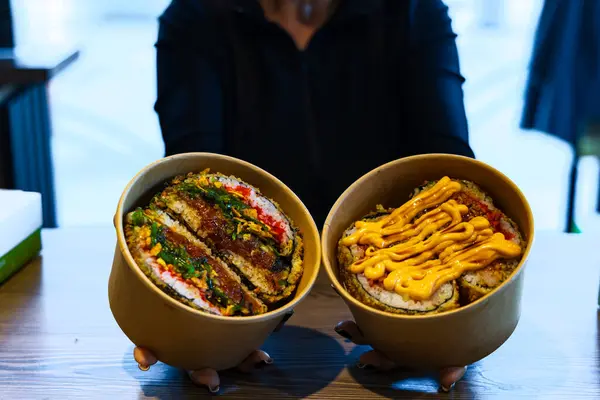 Suşi burger kutularda teslim edilecek.