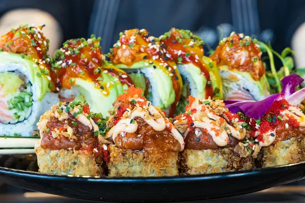 Suşi dürümü sunumu, eller, tazelik, iştah, dövme