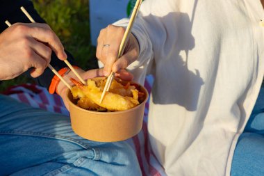 Çubuklu karides kabı yemek. Sıcak ışık, doğa.