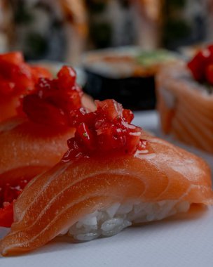 Somon ve çilekli suşi yapıyorum.