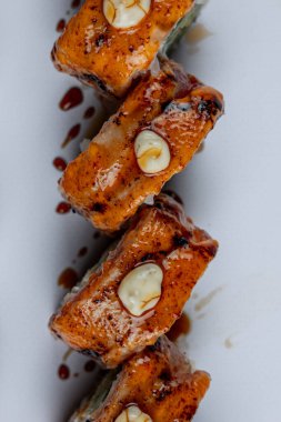 Beyaz arka planda sulu suşi rulosu