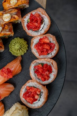 Somon ve çilekli suşi, izole edilmiş olarak kapanıyor.